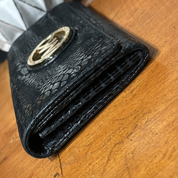 EUC Michael Kors Black Leather Snakeskin Pattern Fold Over Wallet - Picture 5 of 15